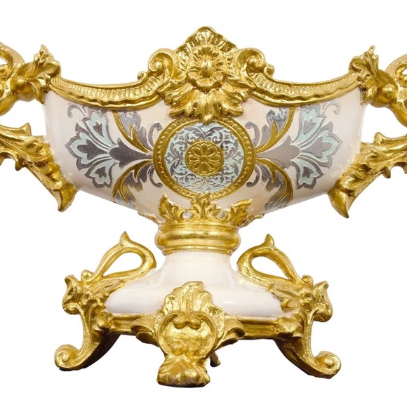 Eriq Crowned Table Vase - Picture 11 of 12